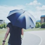 日傘を差す女性