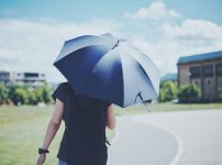 日傘を差す女性